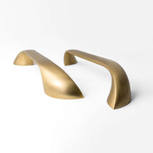 Cargar imagen en el visor de la galería, Twist, Solid Brass Appliance Pulls