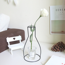 Carregar imagem no visualizador da galeria, Iron Line Table Vase