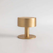 Cargar imagen en el visor de la galería, Gateau, Solid Brass Knobs