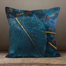 Carregar imagem no visualizador da galeria, Emerald Leaf Cushion Cover