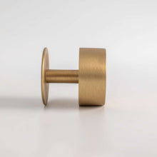 Cargar imagen en el visor de la galería, Gateau, Solid Brass Knobs