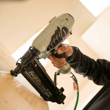 Carregar imagem no visualizador da galeria, Metabo HPT NT65M2SM 2-1/2 In. 16 Gauge Finish Nailer (with Air Duster)