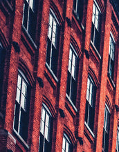 Carregar imagem no visualizador da galeria, New York City Wall Mural Peel and Stick Wallpaper. Vintage Dumbo NYC. Brooklyn NY Landscape Wallpaper. #6369