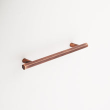 Carregar imagem no visualizador da galeria, Abigail Solid Brass Drawer Pull - 6 Inch Centers