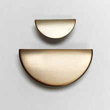 Carregar imagem no visualizador da galeria, Brushed Bronze "Horizon" Semi-circle Drawer Pulls