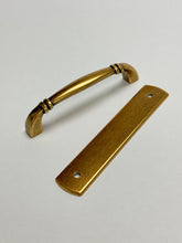 Carregar imagem no visualizador da galeria, Backplate Antique Brass "Portofino" Drawer Pull and Knob