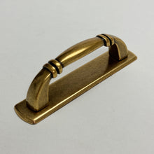Carregar imagem no visualizador da galeria, Backplate Antique Brass "Portofino" Drawer Pull and Knob