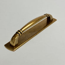 Carregar imagem no visualizador da galeria, Backplate Antique Brass "Portofino" Drawer Pull and Knob