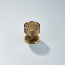 Cargar imagen en el visor de la galería, Gateau, Solid Brass Knobs