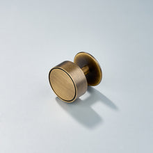 Cargar imagen en el visor de la galería, Gateau, Solid Brass Knobs