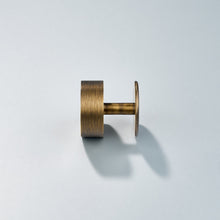 Cargar imagen en el visor de la galería, Gateau, Solid Brass Knobs