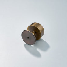 Cargar imagen en el visor de la galería, Gateau, Solid Brass Knobs