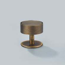 Cargar imagen en el visor de la galería, Gateau, Solid Brass Knobs