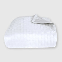 Carregar imagem no visualizador da galeria, Bamboo Quilted Coverlet- White