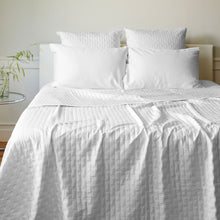 Carregar imagem no visualizador da galeria, Bamboo Quilted Coverlet- White
