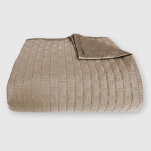 Carregar imagem no visualizador da galeria, Bamboo Quilted Coverlet- Champagne - Final Sale/No Returns