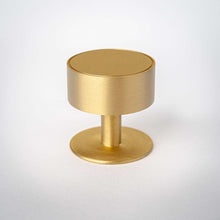 Cargar imagen en el visor de la galería, Gateau, Solid Brass Knobs