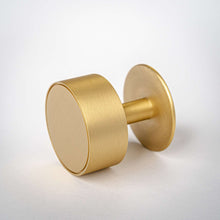 Cargar imagen en el visor de la galería, Gateau, Solid Brass Knobs