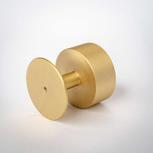Cargar imagen en el visor de la galería, Gateau, Solid Brass Knobs