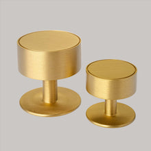Cargar imagen en el visor de la galería, Gateau, Solid Brass Knobs