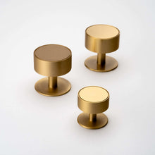 Cargar imagen en el visor de la galería, Gateau, Solid Brass Knobs