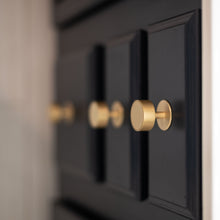 Cargar imagen en el visor de la galería, Gateau, Solid Brass Knobs