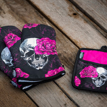 Load image into Gallery viewer, Pink Skull Rose Oven Mitts And Potholder Set