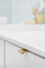 Carregar imagem no visualizador da galeria, Brushed Bronze "Edge Straight" Tab Drawer Pulls