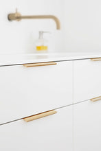Carregar imagem no visualizador da galeria, Brushed Bronze "Edge Straight" Tab Drawer Pulls