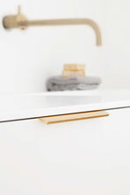Carregar imagem no visualizador da galeria, Brushed Bronze "Edge Straight" Tab Drawer Pulls