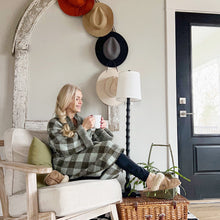 Carregar imagem no visualizador da galeria, Modern Scalloped Base Floor Lamp