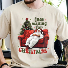 Carregar imagem no visualizador da galeria, Funny Fat Santa Couch T‑Shirt, Just Waiting for Christmas Tee for Lazy Holiday Season