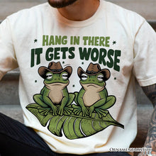 Carregar imagem no visualizador da galeria, Hang In There It Gets Worse T-Shirt, White and Natural Funny Frog Tee with Dark Millennial Humor