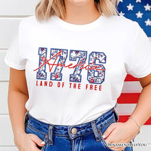 Carregar imagem no visualizador da galeria, Retro America 1776 Floral T-Shirt, Land of the Free Patriotic Tee
