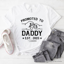 Carregar imagem no visualizador da galeria, Promoted to Daddy Est. 2025 T-Shirt, Black and White New Dad Pregnancy Announcement Tee