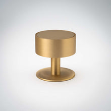Cargar imagen en el visor de la galería, Gateau, Solid Brass Knobs