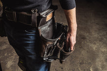 Carregar imagem no visualizador da galeria, AWP L-903-1 TrapJaw Oil Tanned Leather Tool Rig