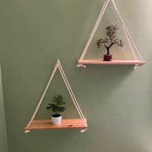 Carregar imagem no visualizador da galeria, Floating Triangle Shelf
