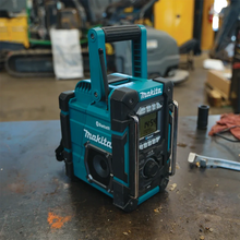 Carregar imagem no visualizador da galeria, Makita XRM10 18V LXT/12V max CXT Lithium-Ion Cordless Bluetooth Job Site Charger/Radio