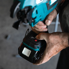 Carregar imagem no visualizador da galeria, Makita XRT01TK 18V LXT® Lithium‑Ion Brushless Cordless Rebar Tying Tool Kit (5.0Ah)