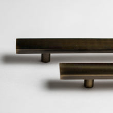 Cargar imagen en el visor de la galería, Rail, Antique Brass Cabinet Pulls