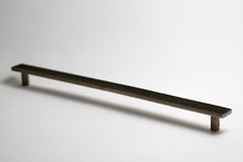 Cargar imagen en el visor de la galería, Rail, Antique Brass Appliance Pulls