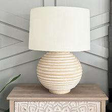 Carregar imagem no visualizador da galeria, Weathered Cream Round Table Lamp