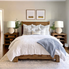 Carregar imagem no visualizador da galeria, Weathered Cream Round Table Lamp