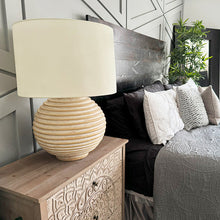 Carregar imagem no visualizador da galeria, Weathered Cream Round Table Lamp
