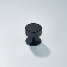 Cargar imagen en el visor de la galería, Gateau, Solid Brass Knobs
