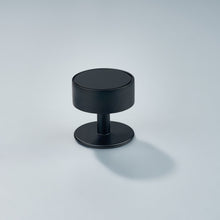 Cargar imagen en el visor de la galería, Gateau, Solid Brass Knobs