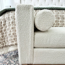 Carregar imagem no visualizador da galeria, 56 Inch Modern Boucle Accent Bench with Round Pillows
