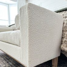 Carregar imagem no visualizador da galeria, 56 Inch Modern Boucle Accent Bench with Round Pillows