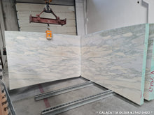 Carregar imagem no visualizador da galeria, Calacatta Olivia White Bookmatching Marble Slabs Honed - Full Truckload